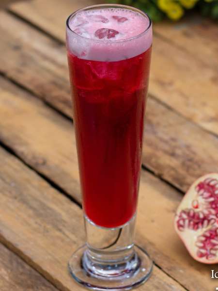 Cold tea with pomegranate